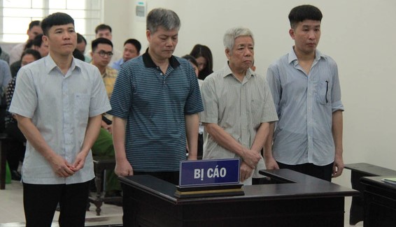 Nguyen Ngoc Su (second from left), former chairman of the state-owned Shipbuilding Industry Corporation, at court in 2019. Photo courtesy of Youth newspaper.