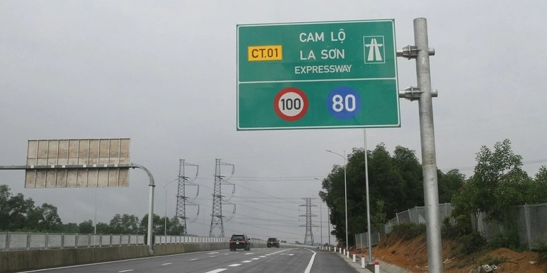A sign of Cam Lo-La Son Expressway showing the minimum speed of 80 kph and maximum speed of 100 kph. Photo courtesy of Zing magazine.