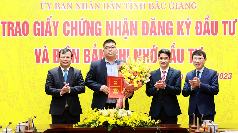 Bac Giang Chairman Le Anh Duong (first, right) attends a ceremony to sign an MoU with Hainan Longi Green Energy Technology Co. Ltd. in Bac Giang province on January 2, 2023. Photo courtesy of Bac Giang newspaper.