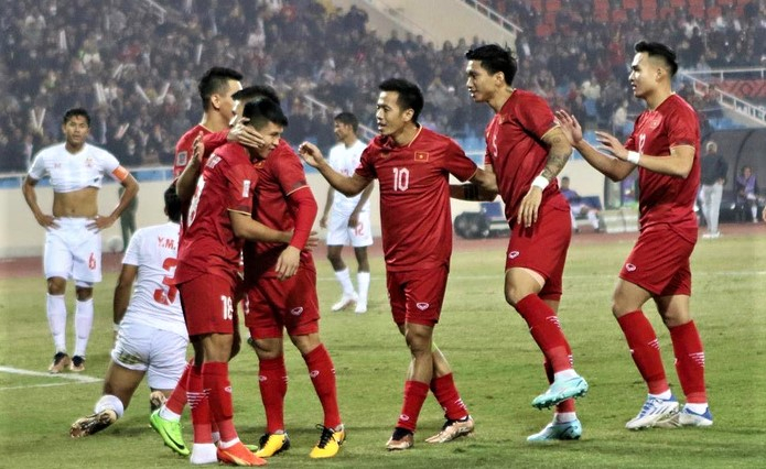 The Vietnam squad celebrate their first goal against Myanmar in Hanoi on January 3, 2023 in AFF Mitsubishi Electric Cup 2022. Photo courtesy of Youth newspaper.