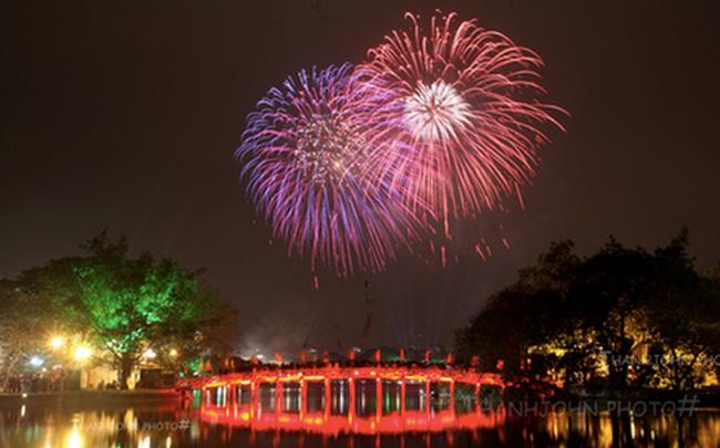 Fireworks at Hoan Kiem Lake, Hanoi. Photo courtesy of Tien Phong newspaper.