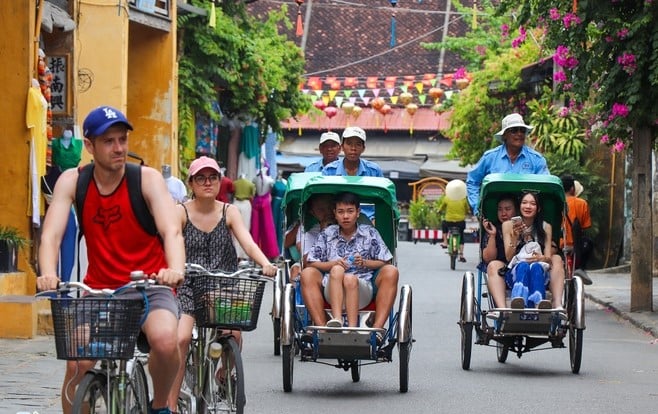 Foreign tourists in the ancient town of Hoi An, Quang Nam province, central Vietnam. Photo courtesy of Zing newspaper.
