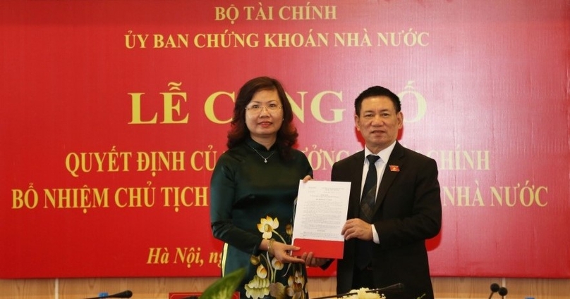 Finance Minister Ho Duc Phoc hands over the decision to appoint Vu Thi Chan Phuong as SSC chairwoman on January 9, 2022. Photo courtesy of the commission.