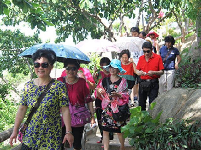 A group of Chinese tourists in Vietnam. Photo courtesy of Vietnam People newspaper.