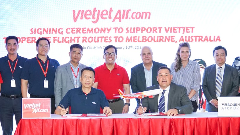 Representatives of Vietjet Air and Melbourne Airport sign an agreement on the HCMC-Melbourne route in HCMC on January 10, 2023. Photo courtesy of Vietnam News Agency.