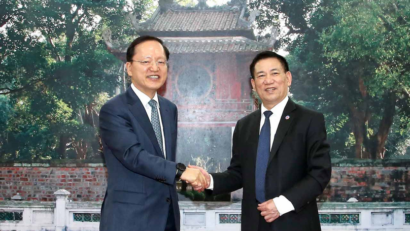 Samsung Electronics president Park Hark Kyu (L) and Vietnam's Minister of Finance Ho Duc Phoc at their Hanoi meeting January 10, 2023. Photo courtesy of the Vietnamese government's portal.