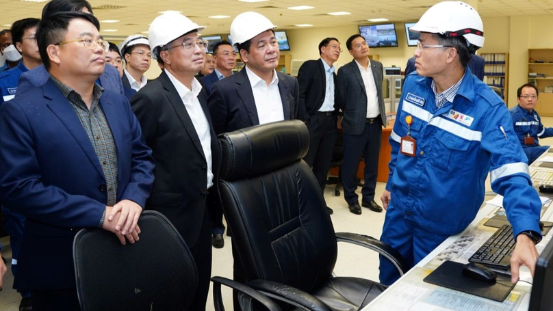 Minister of Industry and Trade Nguyen Hong Dien (third from left) visits the Nghi Son oil refinery in Thanh Hoa province, central Vietnam on January 12, 2023. Photo courtesy of Young People newspaper.
