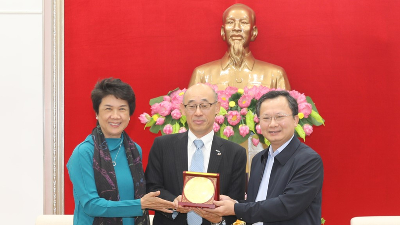 Cao Tuong Huy (right), acting Chairman of Quang Ninh province; Somhatai Panichewa (left), CEO of Amata; and Nobuaki Jinnouchi, CEO of Yaskawa Electric, at a meeting in Quang Ninh province, northern Vietnam on January 13, 2023. Photo courtesy of Quang Ninh newspaper.