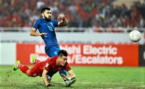 Vietnam striker Nguyen Tien Linh pushes Vietnam ahead of Thailand with his flying header at My Dinh National Stadium on January 13, 2023. Photo courtesy of Youth newspaper.