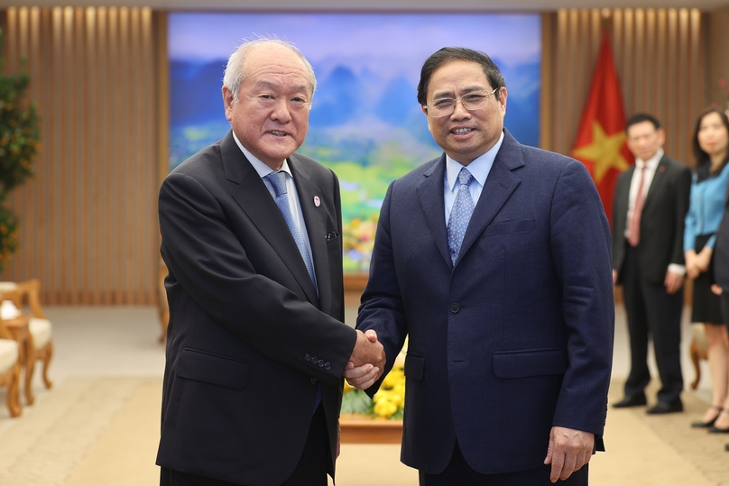 Vietnam’s PM Pham Minh Chinh (R) meets with Japanese Minister of State for Financial Services Suzuki Shunichi in Hanoi on January 13, 2023. Photo courtesy of the Vietnam Government portal.  