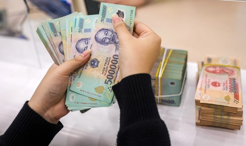 Staff counts Vietnamese dong at a local bank. Photo by The Investor/Trong Hieu.