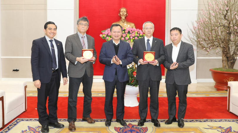 Quang Ninh acting Chairman Cao Tuong Huy (C), Tenma president Hirohiko Hirono (2nd, R), and Castem director Hitoshi Kimura (2nd, L) at a meeting in Quang Ninh province, northern Vietnam on January 16, 2023. Photo courtesy of Quang Ninh newspaper.