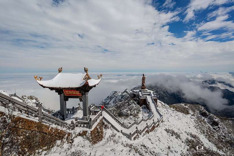 White snow covers Fansipan in Lao Cai province, northern Vietnam. Photo courtesy of VietNamNet newspaper.
