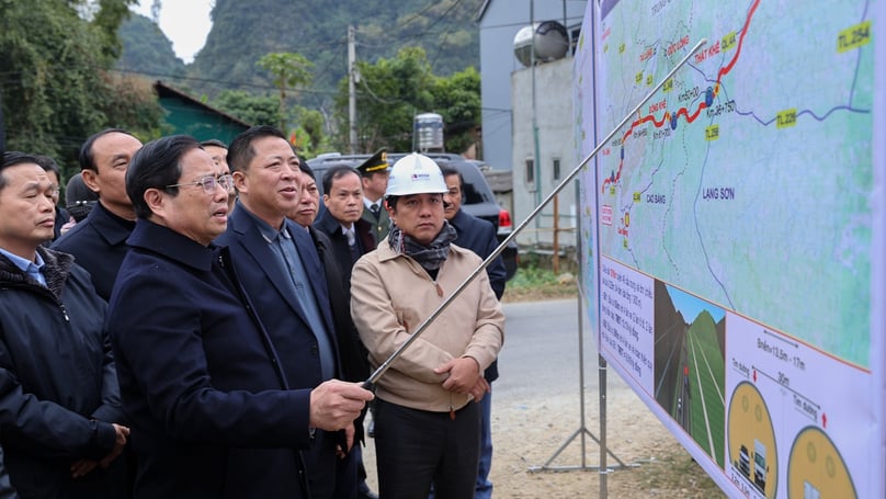 Prime Minister Pham Minh Chinh (with glasses) surveys the site for the Dong Dang-Tra Linh Expressway project in Cao Bang province, northern Vietnam on January 16, 2023. Photo courtesy of the government's portal.