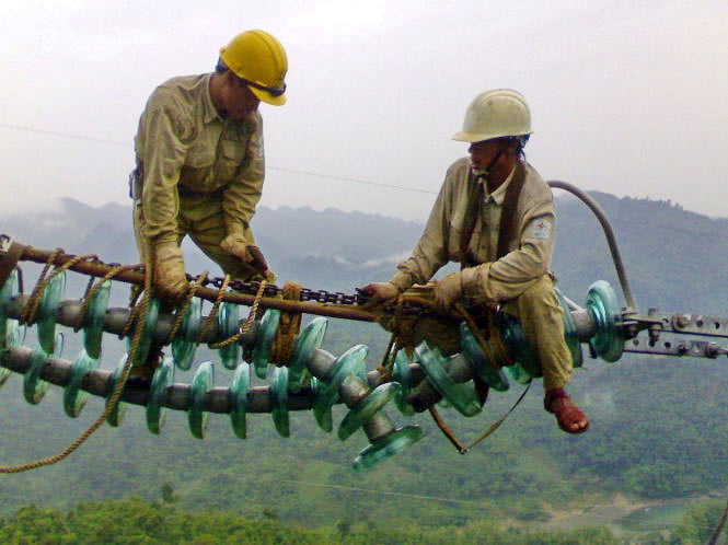 Vietnamese technicians repair an electricity transmission line. Photo courtesy of EVN National Power Transmission Corporation.