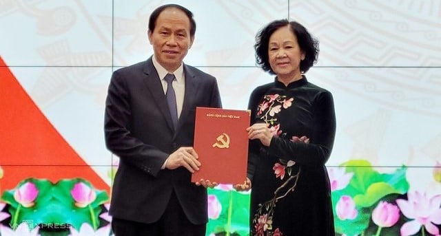 Truong Thi Mai, Politburo member and head of the Party Central Committee's Personnel Affairs Department, hands over the appointment decision to Le Tien Chau. Photo by The Investor/Mai Hoang.