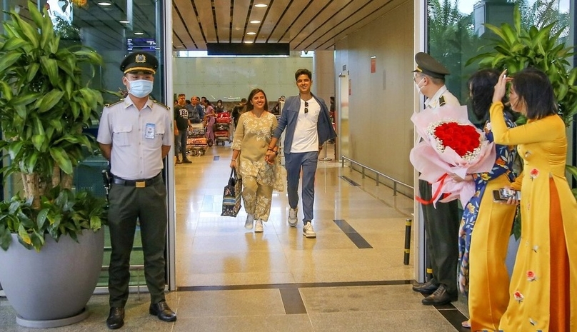 Tuisha Seksaria and Gaurav Palrecha arrived at Danang for their wedding party. Photo courtesy of Danang Tourism Department.