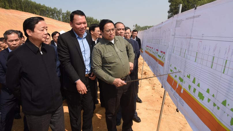 PM Pham Minh Chinh (green shirt) and Deputy PM Tran Hong Ha (first, left) check the progress of Tuyen Quang-Phu Tho Expressway project in Tuyen Quang province, northern Vietnam on January 25, 2022. Photo courtesy of the government portal.