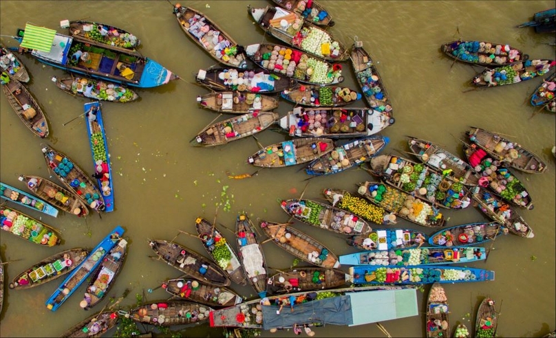 Phong Dien floating market, about 17 km from Can Tho city's center in Vietnam's Mekong Delta. Photo courtesy of Zing magazine.