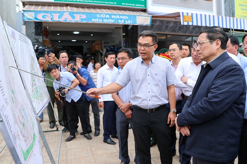 PM Pham Minh Chi (first, right) is updated on the construction progress of Long Thanh International Airport in Dong Nai, southern Vietnam on January 29, 2023. Photo courtesy of the government portal.