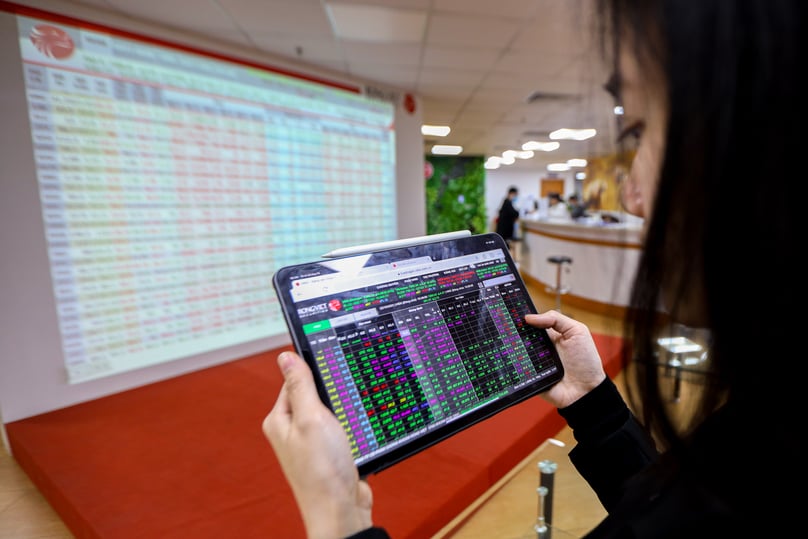 An investor looks at Vietnam stock price changes. Photo by The Investor/Trong Hieu.
