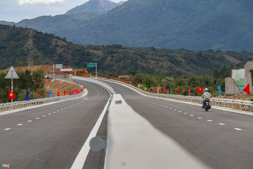 The 49-kilometer Nha Trang-Cam Lam Expressway is invested by Nha Trang-Cam Lam Expressway Investment Co., Ltd under Son Hai Group. Photo courtesy of Zing magazine.