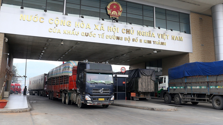 Trucks transport goods via Kim Thanh Border Gate No. 2 in Lao Cai province, northern Vietnam. Photo courtesy of Young People newspaper.