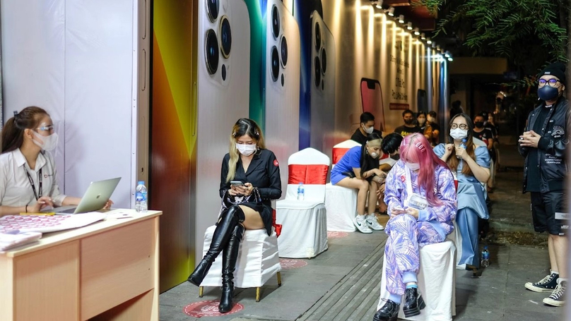 Shoppers wait for the official launch of iPhone sales in Ho Chi Minh City at midnight of October 22, 2021. Photo courtesy of CafeF.