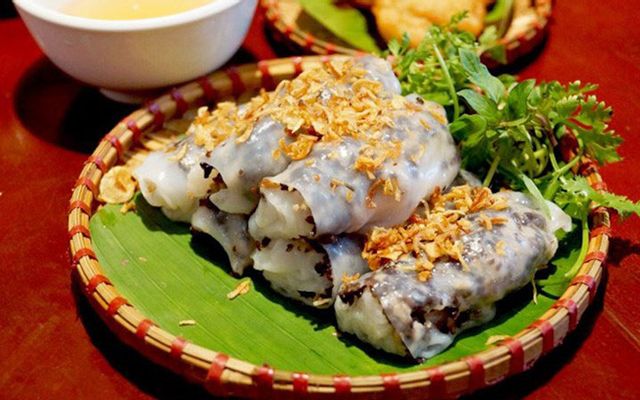 Banh cuon (Vietnamese stuffed pancake). Photo courtesy of Foody.vn.