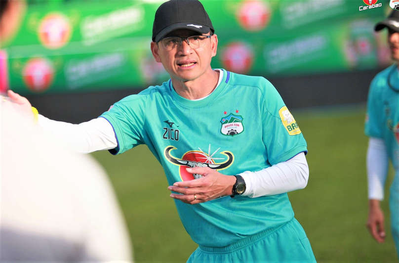 Hoang Anh Gia Lai FC coach Kiatisuk Senamuang wears a Carabao-sponsored shirt. Photo courtesy of the club.