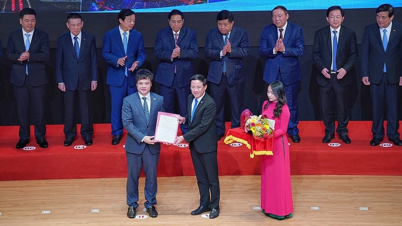 Nguyen Van Khoa (left, front), CEO of FPT, receives the investment certificate from Binh Dinh Chairman Pham Anh Tuan at an event in Binh Dinh province, central Vietnam on February 5, 2023. Prime Minister Pham Minh Chinh (fourth left, back) attended the event. Photo courtesy of FPT Software.