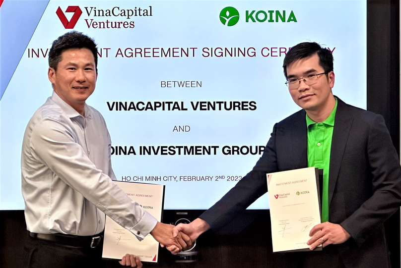 VinaCapital Ventures partner Hoang Duc Trung (left) and Koina chairman Nguyen Tran Thi at their investment deal signing on February 2, 2023 in Ho Chi Minh City. Photo courtesy of VinaCapital.