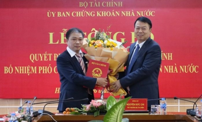 Luong Hai Sinh (left), the State Securities Commission's new vice chairman. Photo courtesy of SSC.