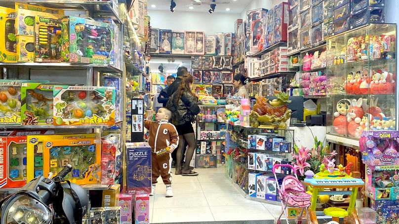 A toy store on Luong Van Can street in Hanoi. Photo courtesy of Tien Phong newspaper.