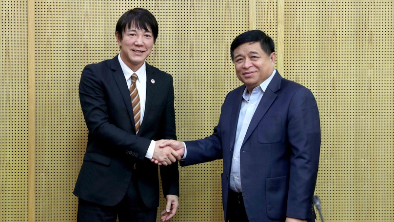 Takeo Nakajima (left), chief representative of Jetro Hanoi, and Minister of Planning and Investment Nguyen Chi Dung have a meeting in Hanoi on February 6, 2023. Photo courtesy of the ministry.