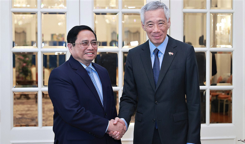 Vietnam's Prime Minister Pham Minh Chinh (left) meets with Singapore’s Prime Minister Lee Hsien Loong in Singapore on February 9, 2023. Photo courtesy of Vietnam's government portal.