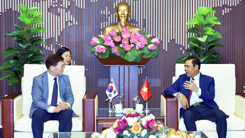 Ha Tinh chairman Vo Trong Hai (R) and Han-Deog Cho, director general of Koica, at a meeting in Ha Tinh province, central Vietnam on February 9, 2023. Photo courtesy of Ha Tinh newspaper.