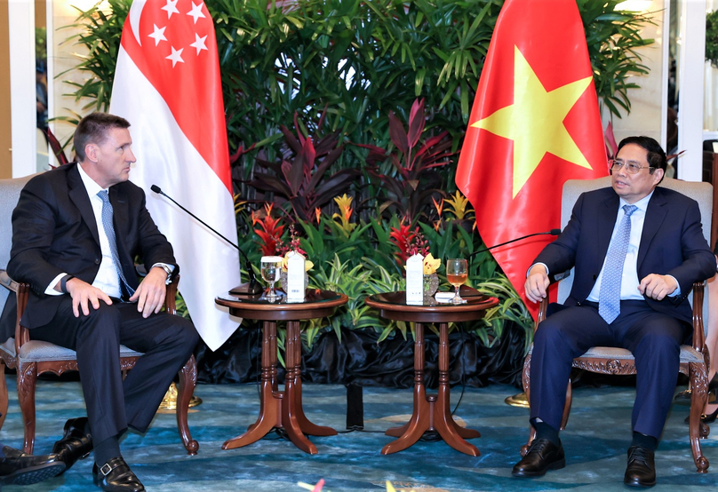 PM Pham Minh Chinh (right) meets with Simon Cooper, CEO of the corporate and institutional banking segment for Europe and Americas, Standard Chartered, in Singapore on February 9, 2023. Photo courtesy of the Vietnamese government portal.
