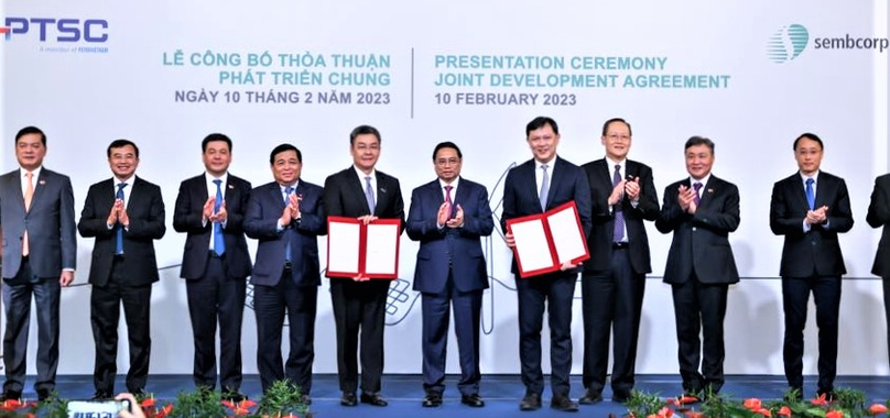 Vietnam’s PTSC and Singapore’s Sembcorp sign their joint electricity development agreement in Singapore on February 10, 2023, with the witness of Vietnam’s PM Pham Minh Chinh (middle). Photo courtesy of the Vietnamese government portal.