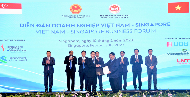 Front line - Masan Group CEO Danny Le (left) receives the group’s offshore investment registration certificate from Vietnam’s Minister of Planning and Investment Nguyen Chi Dung in Singapore on February 10, 2023. Photo courtesy of Masan.