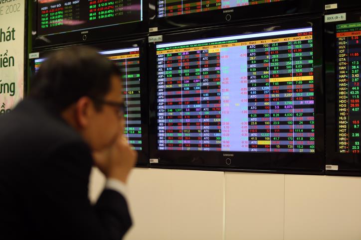 The VN-Index went down 21.85 points to 1,055.3 in the trading week of February 6-10, 2023. Photo courtesy of Vietnam News Agency.