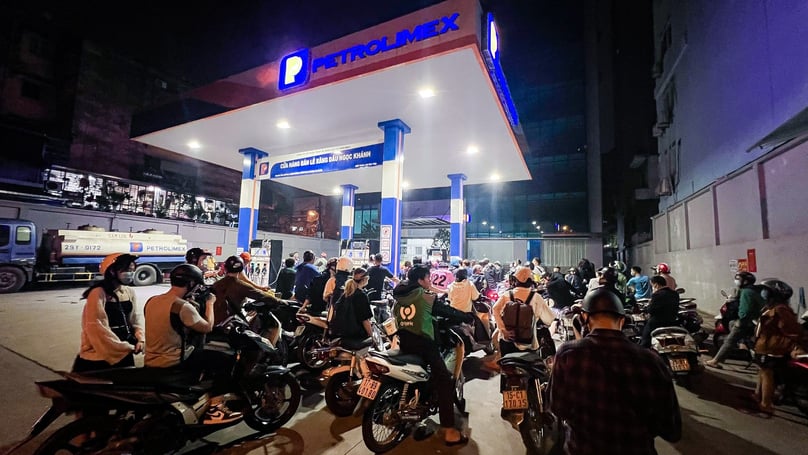 A gasoline station in Hanoi. Photo courtesy of Laborer newspaper.