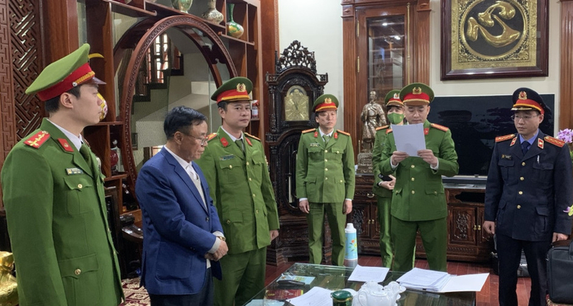 Truong Minh Hien, Ha Nam province's former vice chairman, listens to an announcement by police during his arrest on February 15, 2023. Photo courtesy of Ha Nam Police.