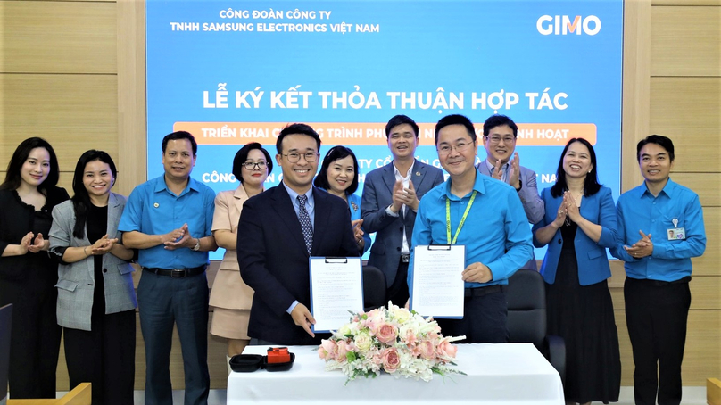 Representatives of Gimo and Samsung Electronics Vietnam (SEV) sign a cooperation deal on November 25, 2022 to launch Gimo’s on-demand salary services for SEV employees in Bac Ninh province, northern Vietnam. Photo courtesy of Gimo.