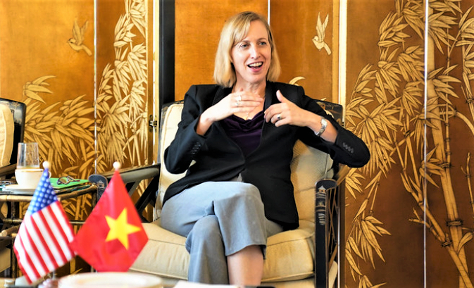 Susan Burns, U.S. consul general in HCMC, gestures while briefing about trade ties between the U.S. and Vietnam on February 15, 2023. Photo by The Investor/Tuong Thuy.