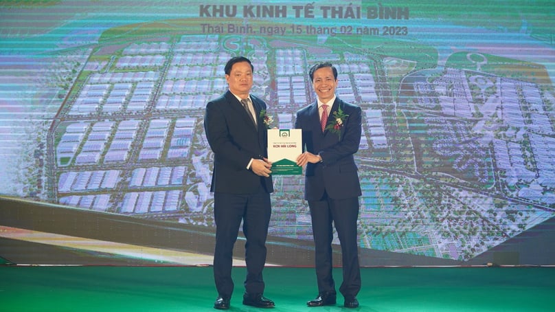 Thai Binh Chairman Nguyen Khac Than (left) grants an investment registration certificate to a representative of Bao Minh Industrial Park Infrastructure Investment JSC in Thai Binh province, northern Vietnam on February 15, 2023. Photo courtesy of Thai Binh newspaper.