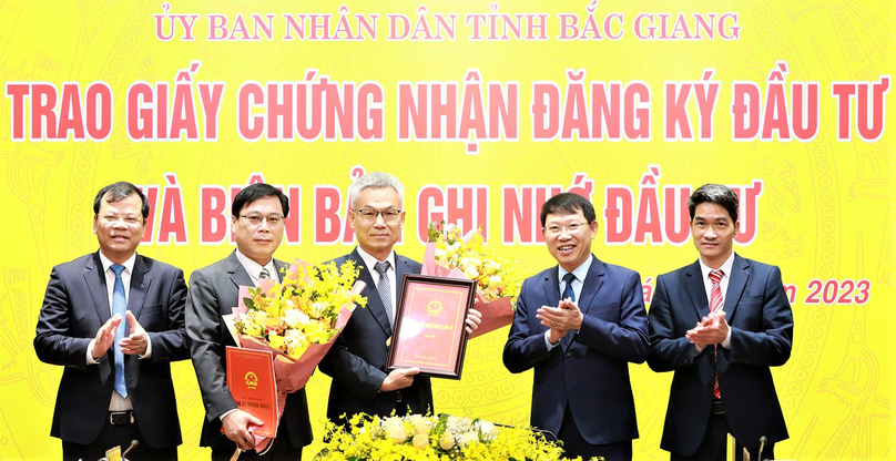 Foxconn representatives receive an investment certificate for a new plant in Quang Chau Industrial Park in Bac Giang province, northern Vietnam in January 2023. Photo courtesy of the IP.
