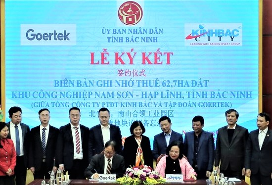 Executives from Goertek and Kinh Bac sign a deal on 62.7-hectare land leasing on February 15, 2023. Photo courtesy of Kinh Bac.