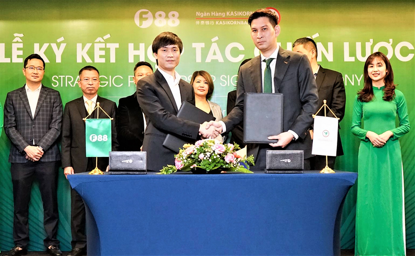 Front - F88 chairman Phung Anh Tuan (left) and Chatuporn Boozaya-Angool, director of Kasikornbank’s HCMC Branch, ink their strategic cooperation partnership on February 13, 2023. Photo courtesy of F88.