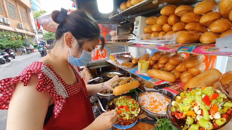 Banh mi, familiar street food in HCMC. Photo courtesy of Sapo.vn.